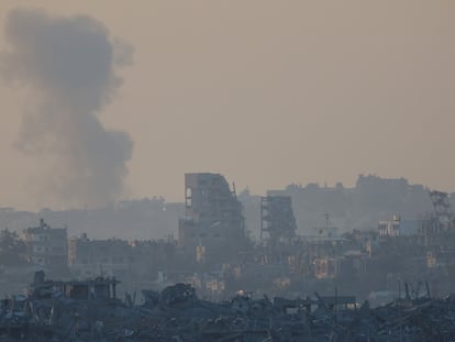 Una columna de humo se eleva tras un bombardeo israelí este viernes en Gaza, en una imagen tomada desde la frontera sur con Israel.