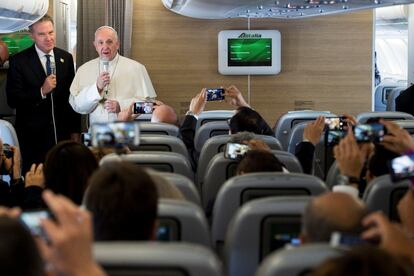 El papa Francisco pidió este miércoles una "oración para que pueda haber diálogo" en Venezuela, en una declaración a los periodistas a bordo del avión que lo acompañan en su viaje a Colombia.