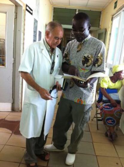 Miguel Pajares y un enfermero en el Hospital San José de Monrovia (Liberia), ahora cerrado.