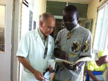 Miguel Pajares y un enfermero en el Hospital San José de Monrovia (Liberia), ahora cerrado.