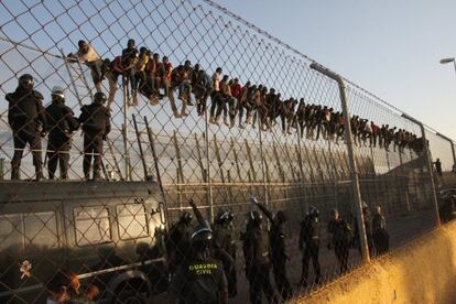 Cerca de 400 inmigrantes han protagonizado un nuevo intento de entrada a Melilla, el segundo en 48 horas, y decenas de ellos permanecen encaramados a la valla en las proximidades del cementerio musulmán.