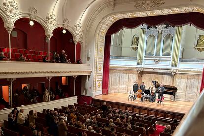 Los cuatro solistas saludan al público de la Sociedad Filarmónica de Bilbao, al final del concierto.