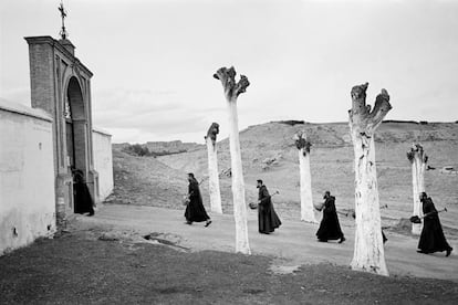 El fotógrafo catalán Ramón Masats, nacido en 1931 en Caldes de Montbui (Barcelona), es la memoria de una extraordinaria generación del arte de la imagen en España. Premio Nacional de Fotografía en 2004, su obra, repleta de ironía, se caracteriza por la captura de instantes únicos de una gran belleza. Un buen ejemplo es esta imagen en Guadix (Granada) de 1959.