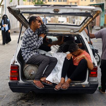 Mourners react in a vehicle next to the bodies of Palestinians killed in an Israeli strike on an area designated for displaced people, during their funeral in Rafah, in the southern Gaza Strip, May 27, 2024. REUTERS/Mohammed Salem