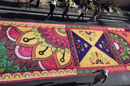 En Honduras, centenares de artesanos hondureños católicos realizan decenas de alfombras con motivos religiosos a base de serrín de pino en vivos colores, que representan la pasión y muerte de Jesucristo.