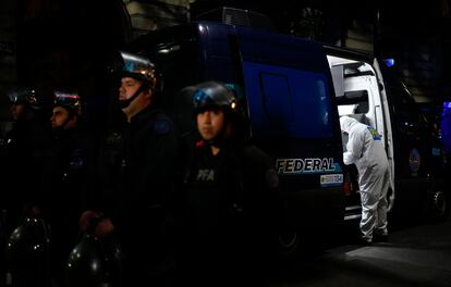 Un perito trabaja en una camioneta de la policía federal, en el barrio de la Recoleta, afuera de la casa de la vicepresidenta.