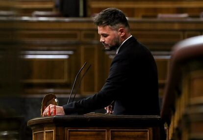 Gabriel Rufián muestra unas balas en la tribuna durante el debate sobre el estado de la Nación, el 12 de julio de 2022.