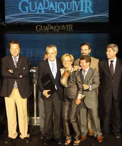 Alfredo Sánchez Monteseirín, por la izquierda, y José Antonio Griñán junto a otros representantes de instituciones, en 2009 en la presentación del proyecto Guadalquivir del Ayuntamiento de Sevilla.