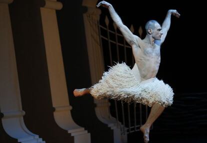 El bailarín Jonathan Ollivier en la adaptación de Matthew Bourne de 'El lago de los cisnes'.