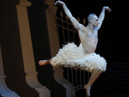 El bailar&iacute;n Jonathan Ollivier en la adaptaci&oacute;n de Matthew Bourne de &#039;El lago de los cisnes&#039;.