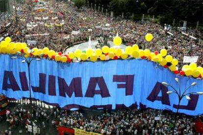 Vista aérea de la Plaza de Cibeles y la calle Alcalá, donde esta tarde tiene lugar la manifestación contra los matrimonios entre homosexuales.