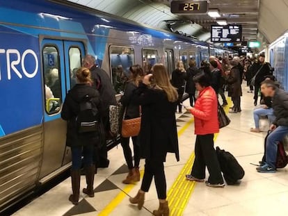Viajeros acceden al metro en una de las estaciones del City Loop de Melbourne, en Australia.