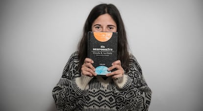 <b>CRISTINA MARTÍN </b>(29 anys), professora de matemàtiques a l’IES Torrent de les Bruixes, Santa Coloma de Gramenet. Llibre: 'Els desposseïts', d’Ursula K. Le Guin. “Fa una reflexió sobre què és allò que ens dona la llibertat”.