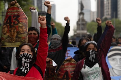 Cientos de jóvenes marchan hacia el Zócalo de Ciudad de México en protesta por los diez años del caso Ayotzinapa.