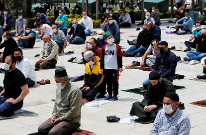 Rezo con mascarillas y distancia mínima en la mezquita de Fatih, en Estambul, este viernes.