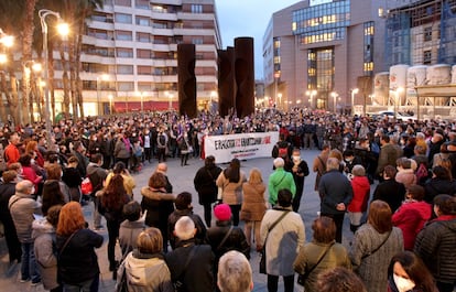 Concentración en la plaza Bide Onera de Barakaldo.