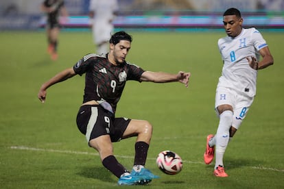 Raúl Jiménez y Joseph Rosales durante un partido entre México y Honduras, el 15 de noviembre en San Pedro Sula.