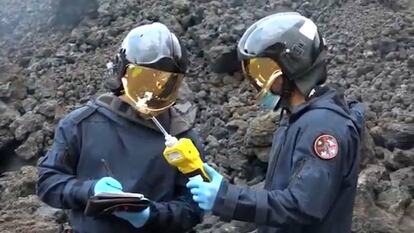 La UME mide los gases del volcán de La Palma. 