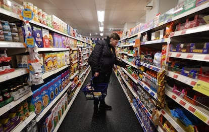 Un cliente en un supermercado de Londres.