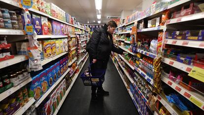 Un cliente en un supermercado de Londres.