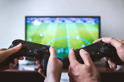 El videojuego para la PlayStation 4, FIFA 2018 con la actualización del Mundial de Rusia, es una de las mejores ofertas 'online' de la semana. 