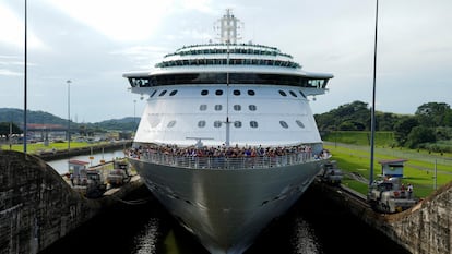 El crucero 'Brilliance of the Seas' entra en las esclusas de Miraflores en el Canal de Panamá, en octubre de 2024. 