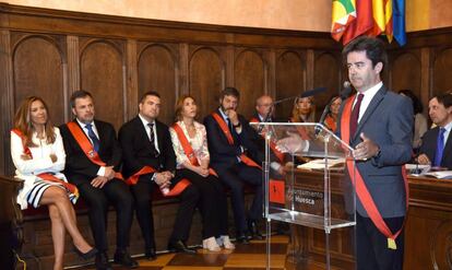 Un voto en blanco permitió investir como alcalde de Huesca al socialista Luis Felipe pese a un acuerdo previo entre PP, Ciudadanos y Vox.