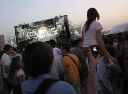 Cientos de jóvenes están atentos al escenario del festival Summercase celebrado en Boadilla del Monte.