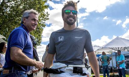 Alonso camina junto a Carlos Sainz, en el circuito de Albert Park.