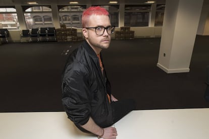 Christopher Wylie posa para EL PAÍS depois da entrevista.