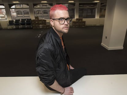 Christopher Wylie posa para EL PAÍS depois da entrevista.