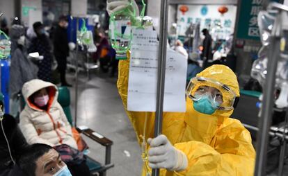 Personal sanitario prepara un gotero a un paciente en un hospital de Wuhan (China), foco del brote de coronavirus. 