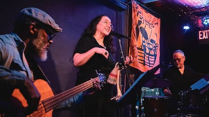 La cantante Claudia Acuña (centro) en una presentación en el bar Terraza 7, en Nueva York.