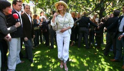 La baronesa Carmen Cervera se encadena a un árbol del paseo del Prado, en mayo de 2007, para evitar la tala prevista en la reforma de la vía.