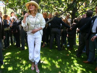 La baronesa Carmen Cervera se encadena a un árbol del paseo del Prado, en mayo de 2007, para evitar la tala prevista en la reforma de la vía.