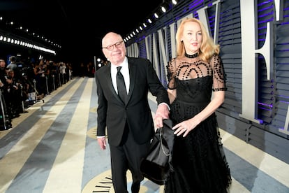 Rupert Murdoch y su cuarta esposa, Jerry Hall, llegan a la fiesta de los Oscar que celebró 'Vanity Fair' el 24 de febrero de 2019. Tras un matrimonio que duró seis años, la pareja se divorció en marzo de 2022.