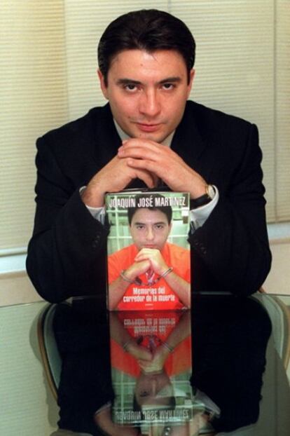 Joaquín José Martínez, junto a su libro 'Memorias del corredor de la muerte', en 2001