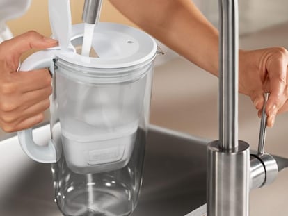 Filtrar agua con la jarra Brita es un proceso sencillo y rápido.
