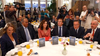 Desde la izquierda, Cuca Gamarra, portavoz del PP en la Cámara baja; Enrique Ossorio, presidente de la Asamblea de Madrid; Isabel Díaz Ayuso, presidenta de la Comunidad de Madrid; José Luis Martínez-Almedia, alcalde de la capital; Alfonso Serrano, secretario general del PP de Madrid, y Francisco Martín Aguirre. delegado del Gobierno en Madrid, este lunes durante el desayuno informativo.