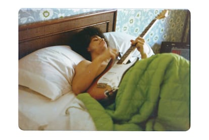 Prince toca la guitarra en la cama, en 1986.

