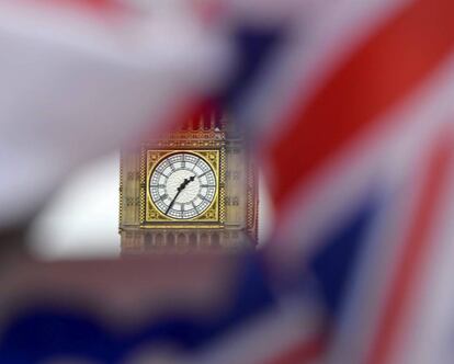 Una bandera brit&aacute;nica ondea junto al Big Ben de Londres.