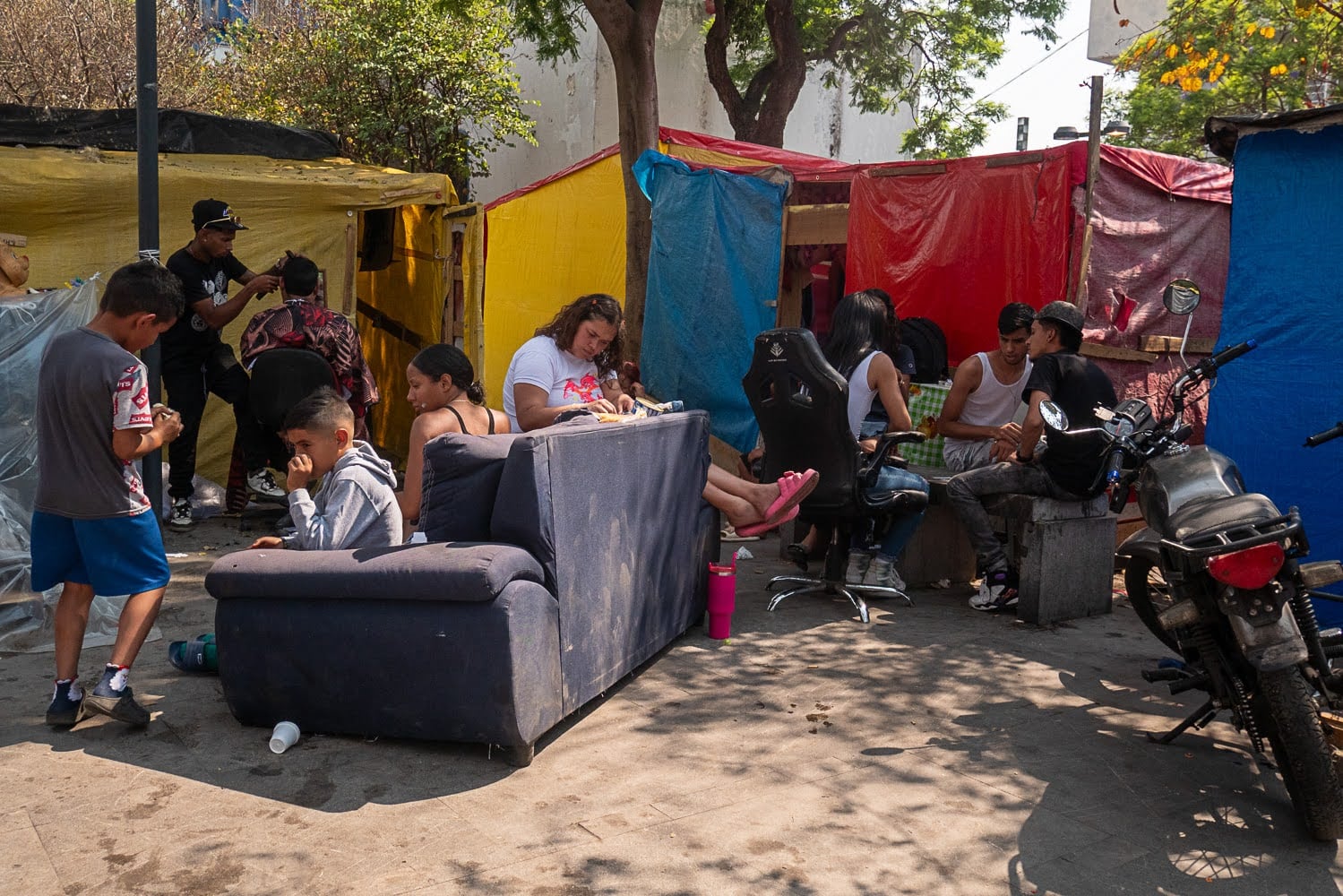 Migrantes conviven en el campamento del Parque Guadalupe Victoria, en mayo de 2025.