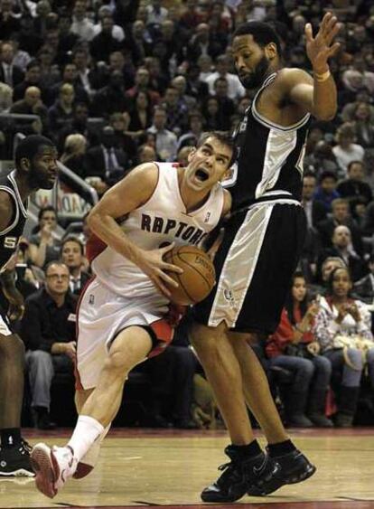 Calderón, en una penetración a canasta ante Horry.