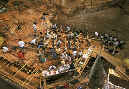En 1993 se descubren en el yacimiento de Atapuerca, Burgos, los fósiles humanos mas antiguos de Europa. Un año antes, se habían hallado en la Sima de los Huesos el cráneo más completo del registro fósil mundial. Esto hizo que los yacimientos de la Sierra de Atapuerca fueron declarados Patrimonio Mundial por la UNESCO en el año 2000. En la imagen, una vista general de las excavaciones en la Gran Dolina.