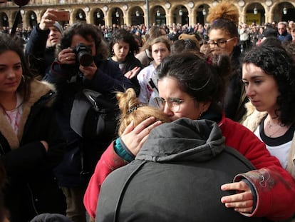 Vista de la concentración en la Plaza Mayor de Salamanca, de los alumnos de la facultad de Bellas Artes, facultad donde cursó sus estudios universitarios Laura Luelmo, asesinada en Huelva.