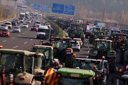 Agricultores bloquean con sus tractores la A-2 cerca de Barcelona, este miércoles.