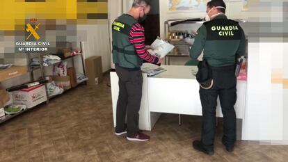 Dos agentes de Guardia Civil en el marco de la Operación Maskos.