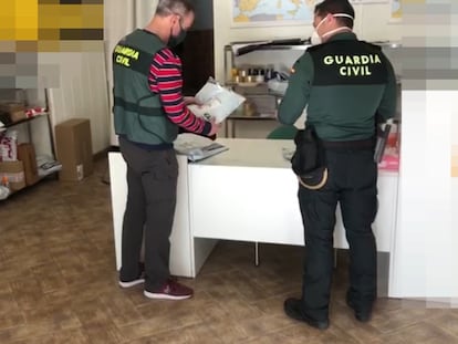 Dos agentes de Guardia Civil en el marco de la Operación Maskos.