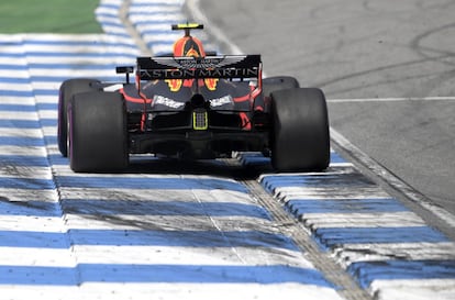 El piloto de Red Bull Max Verstappen, en una de las curvas del circuito.