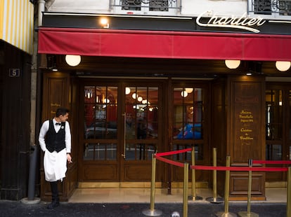 Un camarero fuma un cigarrillo durante una pausa en el Bouillon Chartier de París.